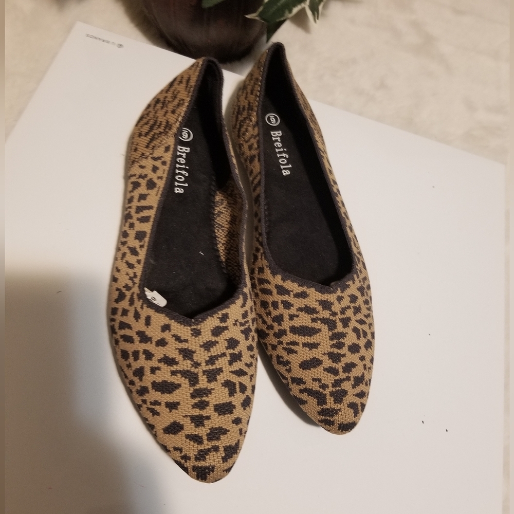 Chic Brown and Black Loafers with Pointed Toe
